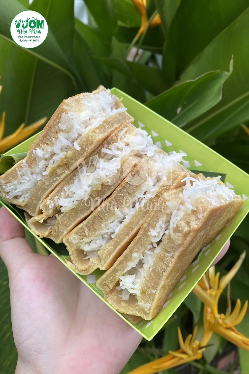 Bánh bò kẹp dừa cade Vườn Nhà Mình trong rổ xanh, nhân dừa sợi sên