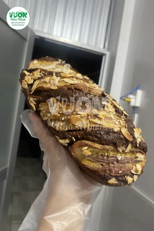 Ổ bánh chuối nướng mặt rắc hạnh nhân lát, loại tiệm đang làm